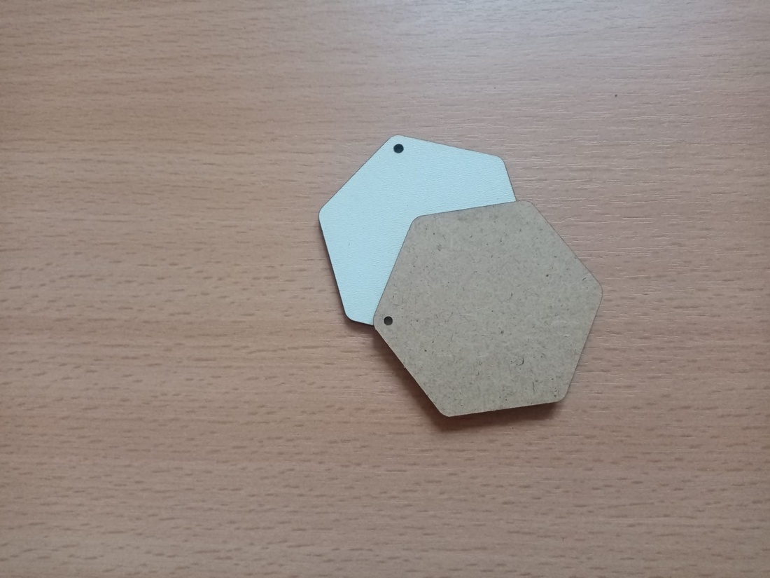 Set 50 blank-uri in forma de hexagon pentru martisor. 5.6x5 cm - accessorii și unelte - accesorii decorative - alte accesorii - Artynos.ro