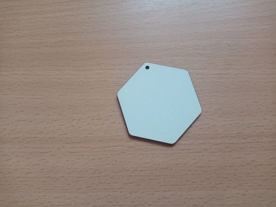 Set 50 blank-uri in forma de hexagon pentru martisor. 5.6x5 cm - accessorii și unelte - accesorii decorative - alte accesorii - Artynos.ro