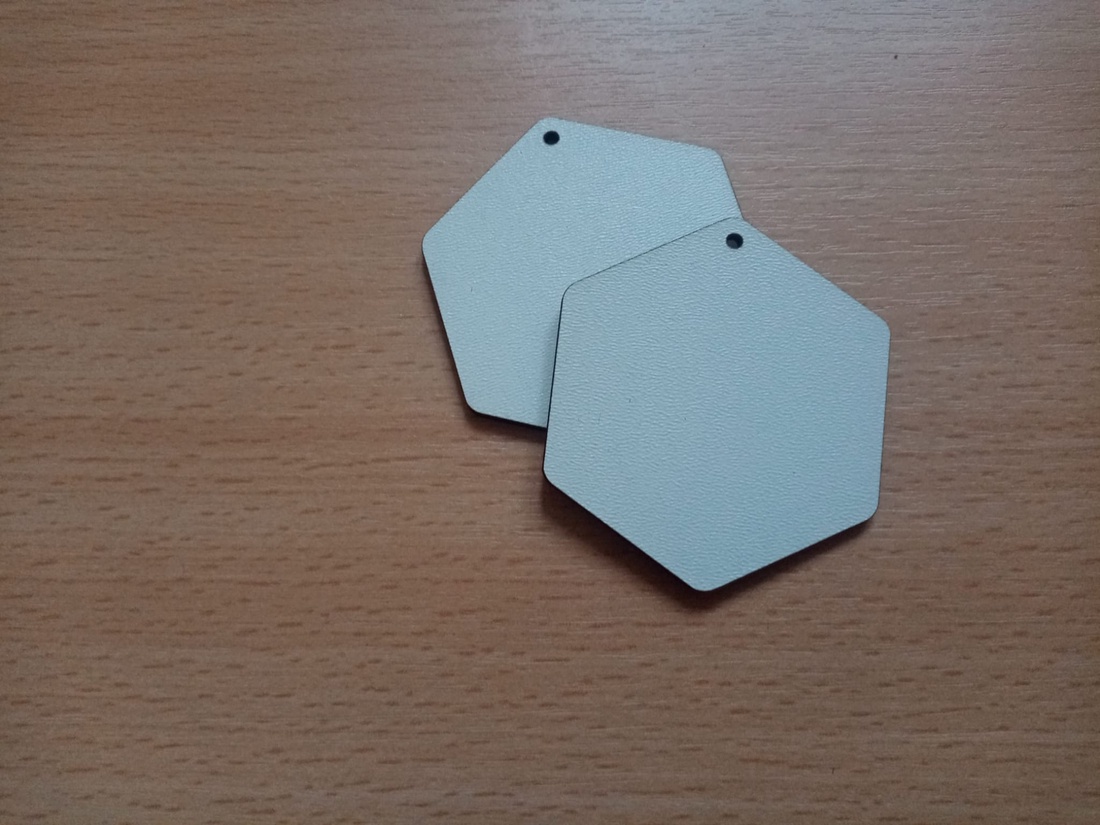 Set 50 blank-uri in forma de hexagon pentru martisor. 5.6x5 cm - accessorii și unelte - accesorii decorative - alte accesorii - Artynos.ro