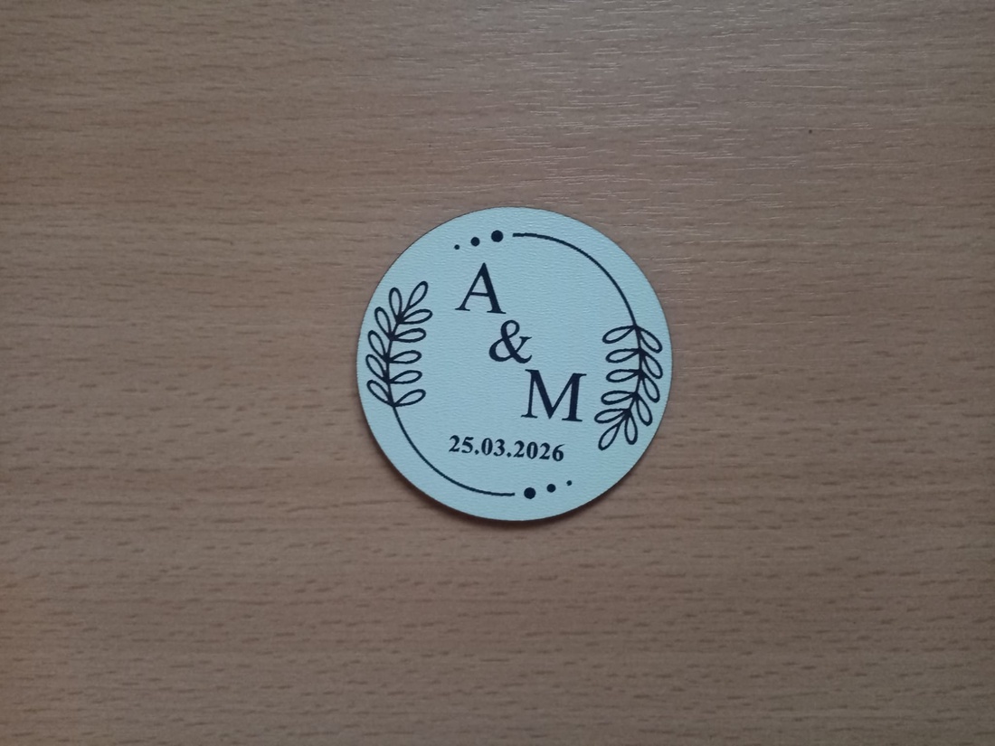 Set de 5 marturii gravate, personalizate cu initialele mirilor si data nuntii. Diametru  9 cm - accessorii și unelte - accesorii decorative - alte accesorii - Artynos.ro