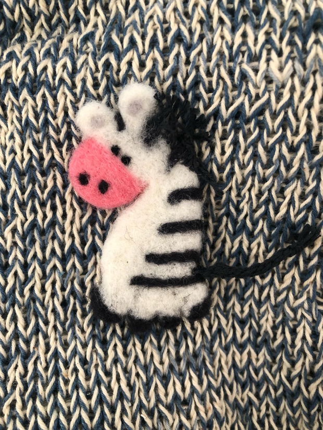 Brosa zebra  - bijuterii - broșe - Artynos.ro