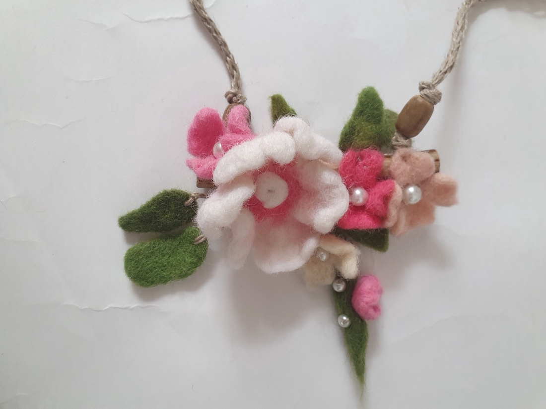 Colier flori de cires  - bijuterii - coliere - coliere cu pandative - Artynos.ro
