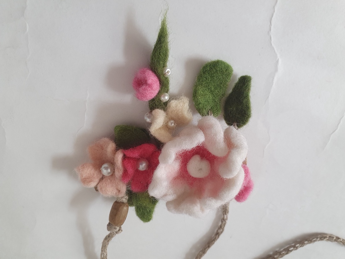 Colier flori de cires  - bijuterii - coliere - coliere cu pandative - Artynos.ro