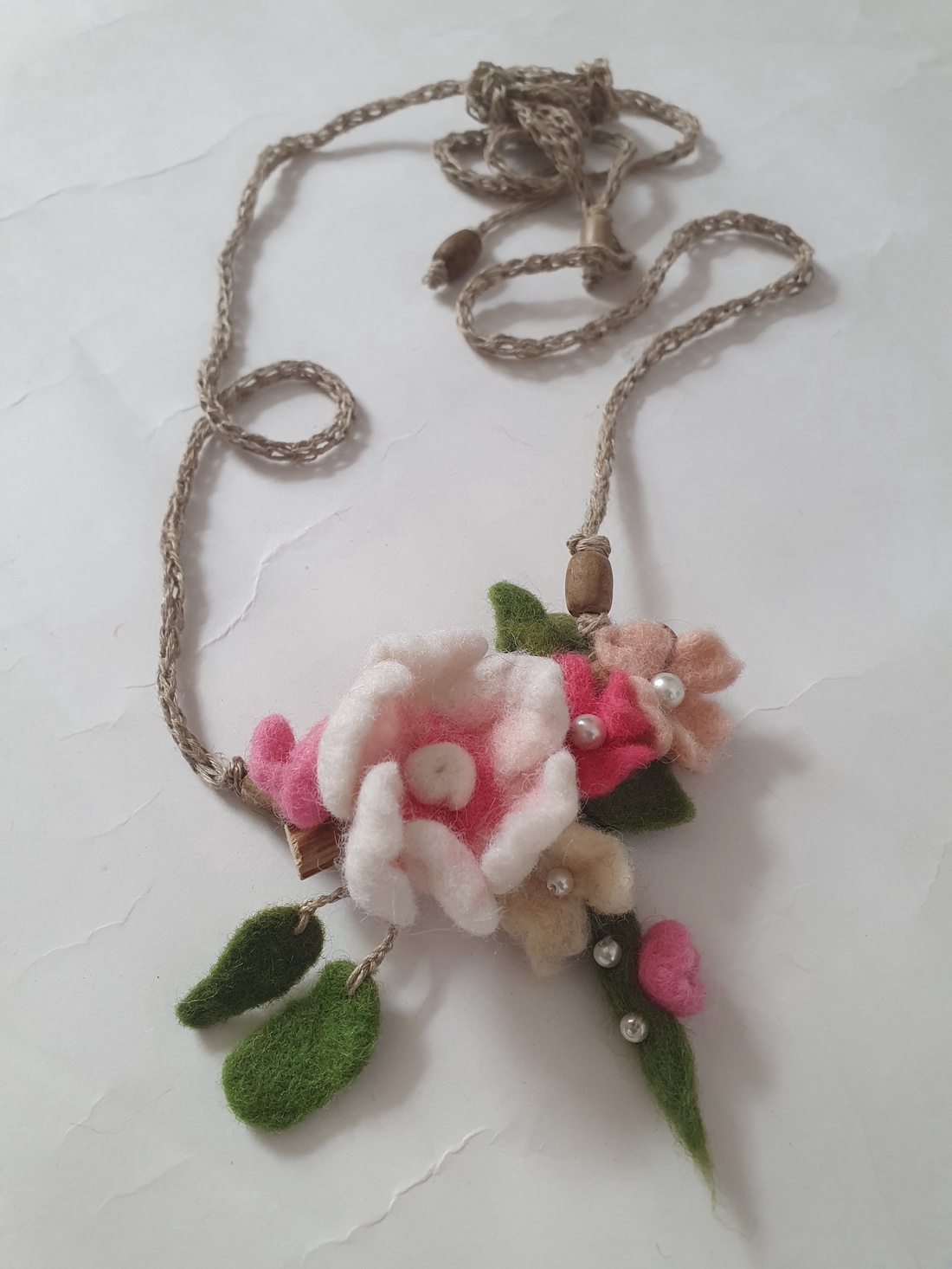 Colier flori de cires  - bijuterii - coliere - coliere cu pandative - Artynos.ro