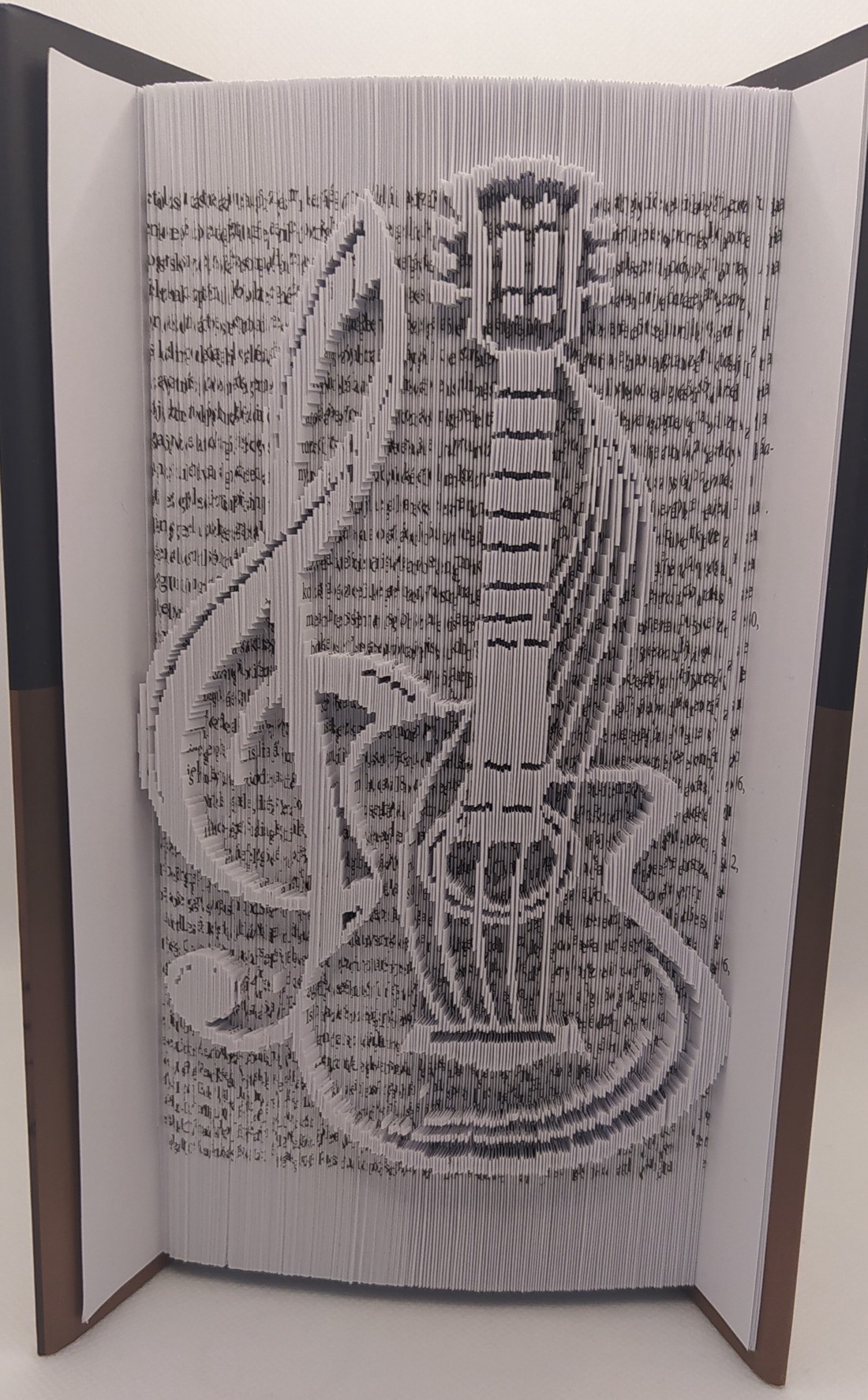 Chitară și sculptură muzicală - casă & stil de viață - accesorii pentru decorat casa - decorațiuni de masă și decorațiuni pentru rafturi  - sculptură de carte, carte pliată - Artynos.ro