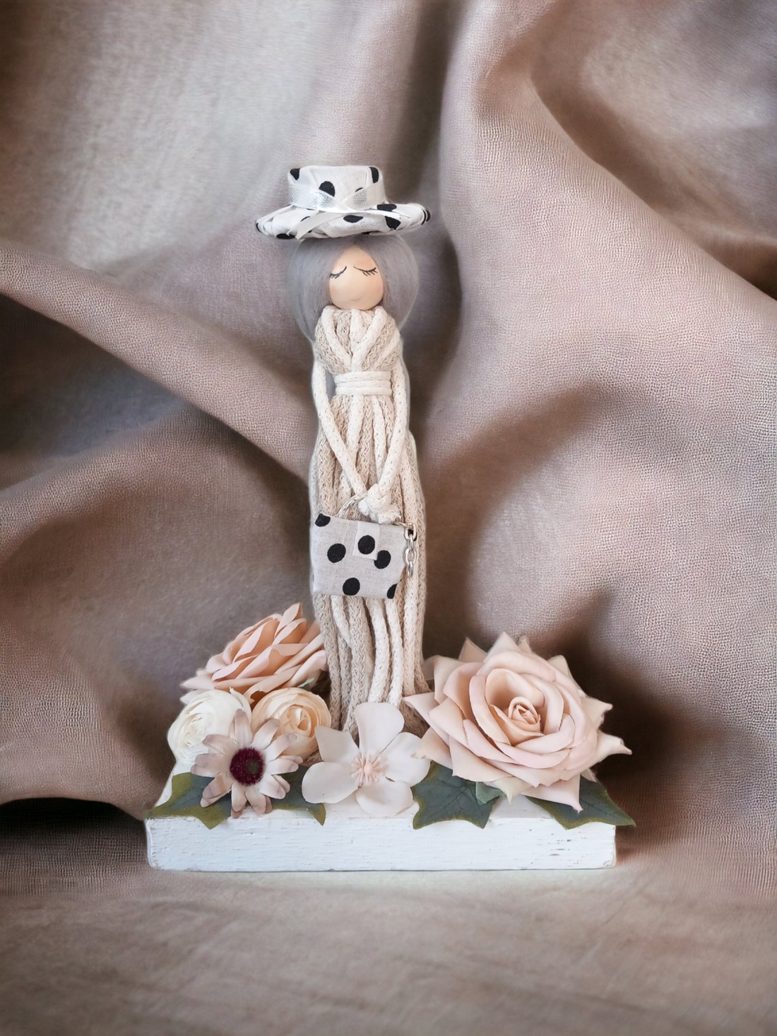 Fată cu pălărie cu flori decor de masă -  - Artynos.ro