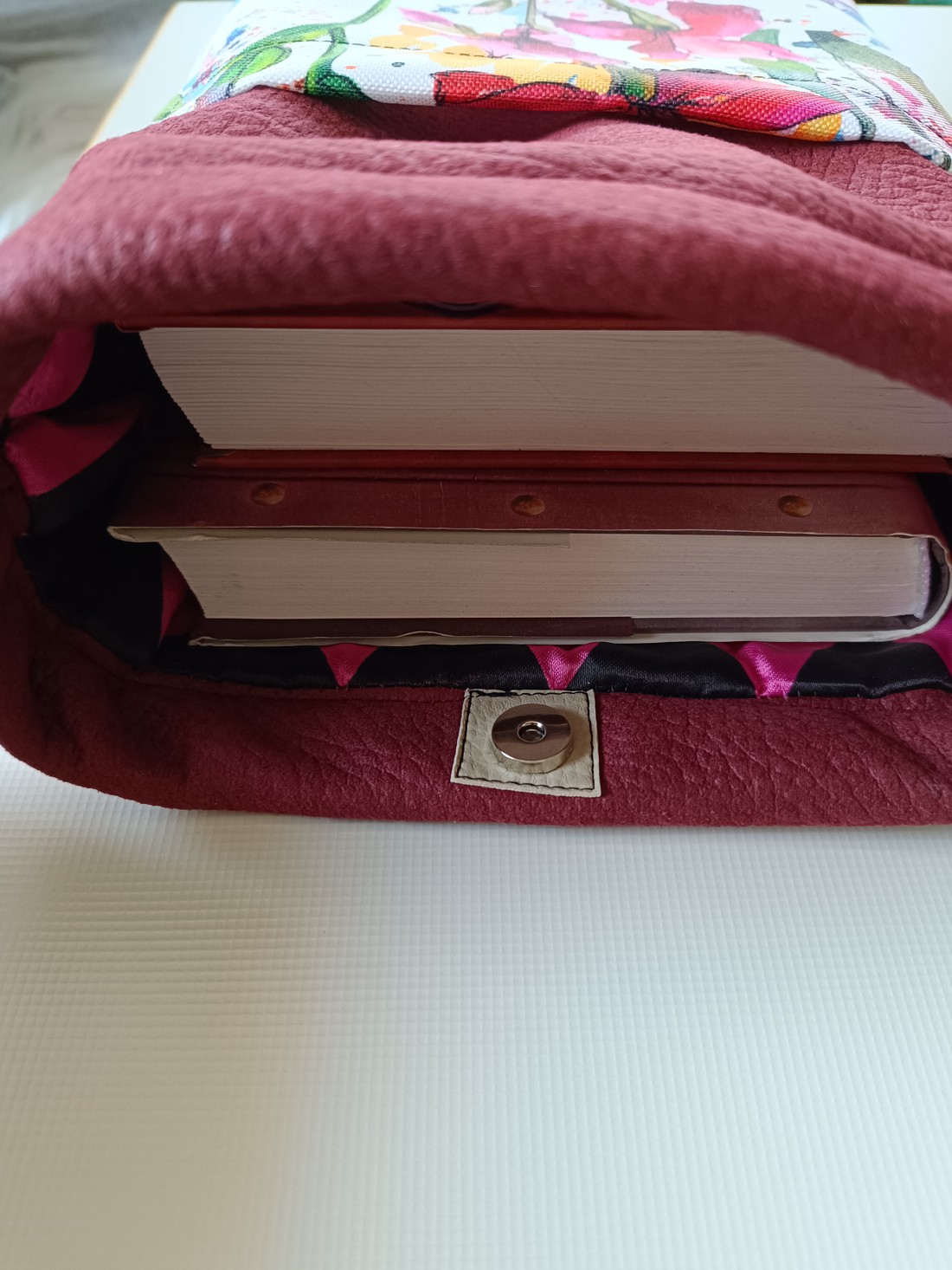 Husă pentru carte/tabletă - - Artynos.ro Husă pentru carte/tabletă - - Artynos.ro