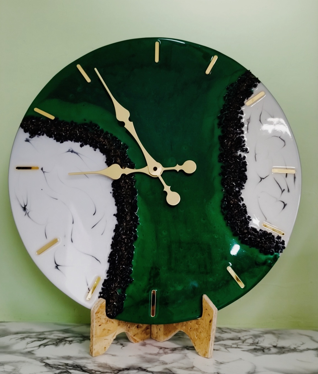  Ceas artizanal de lux Geoda Smarald � din rășină premium cu detalii aurii și mecanism silențios - casă & stil de viață - decorațiuni de casă - decorațiuni de pereți - ceasuri de perete - Artynos.ro