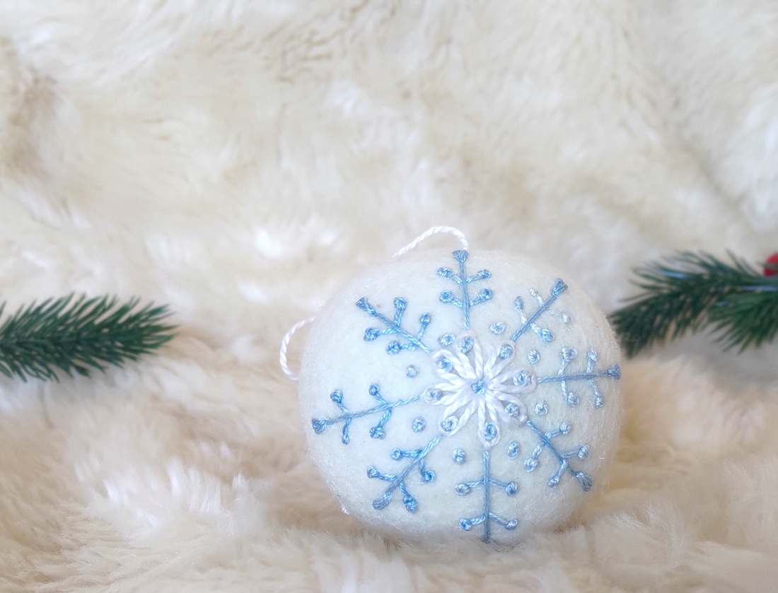 Glob de lana brodata Fulg de nea - crăciun - decorațiuni de crăciun de casă - figurine pentru pomul de crăciun - Artynos.ro