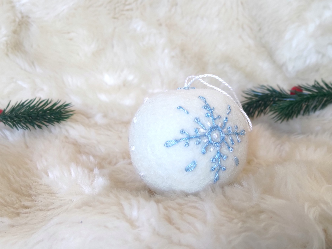 Glob de lana brodata Fulg de nea - crăciun - decorațiuni de crăciun de casă - figurine pentru pomul de crăciun - Artynos.ro
