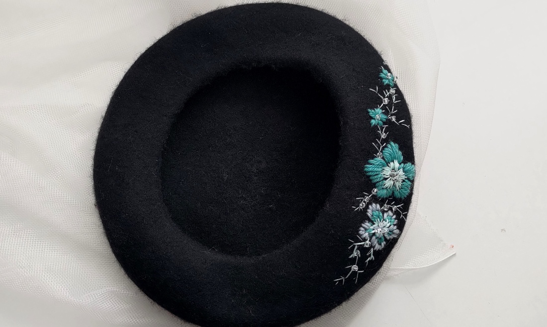 Bereta lânā cu broderie manuala Flori de gheata - îmbrăcăminte și modă - eșarfe, pălării, fularuri - pălărie - Artynos.ro