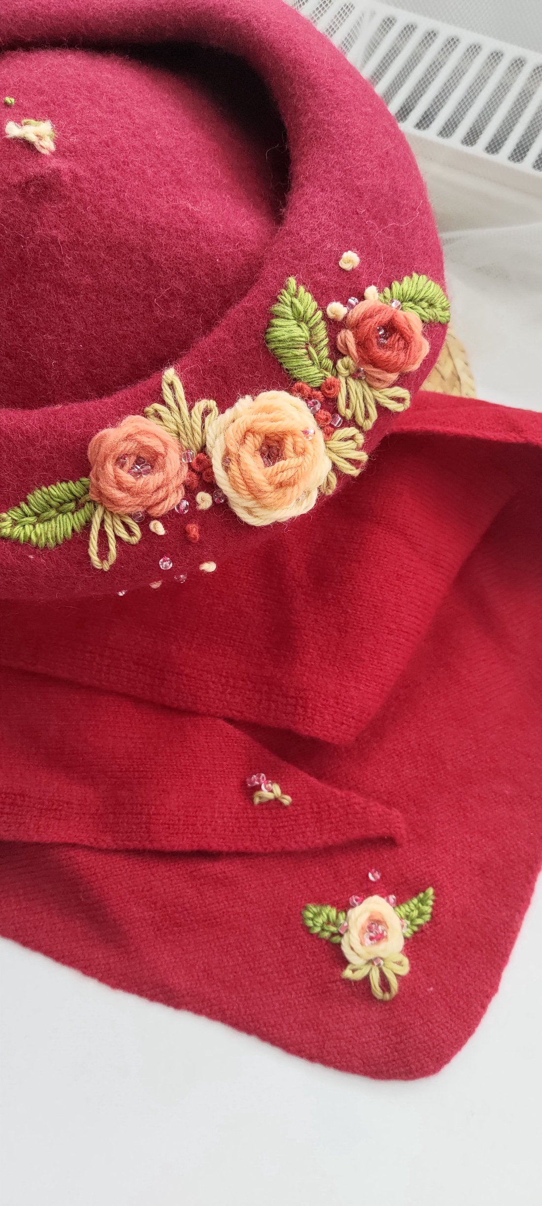 Bereta, fular lânā brodat manual - îmbrăcăminte și modă - eșarfe, pălării, fularuri - căciulă - Artynos.ro