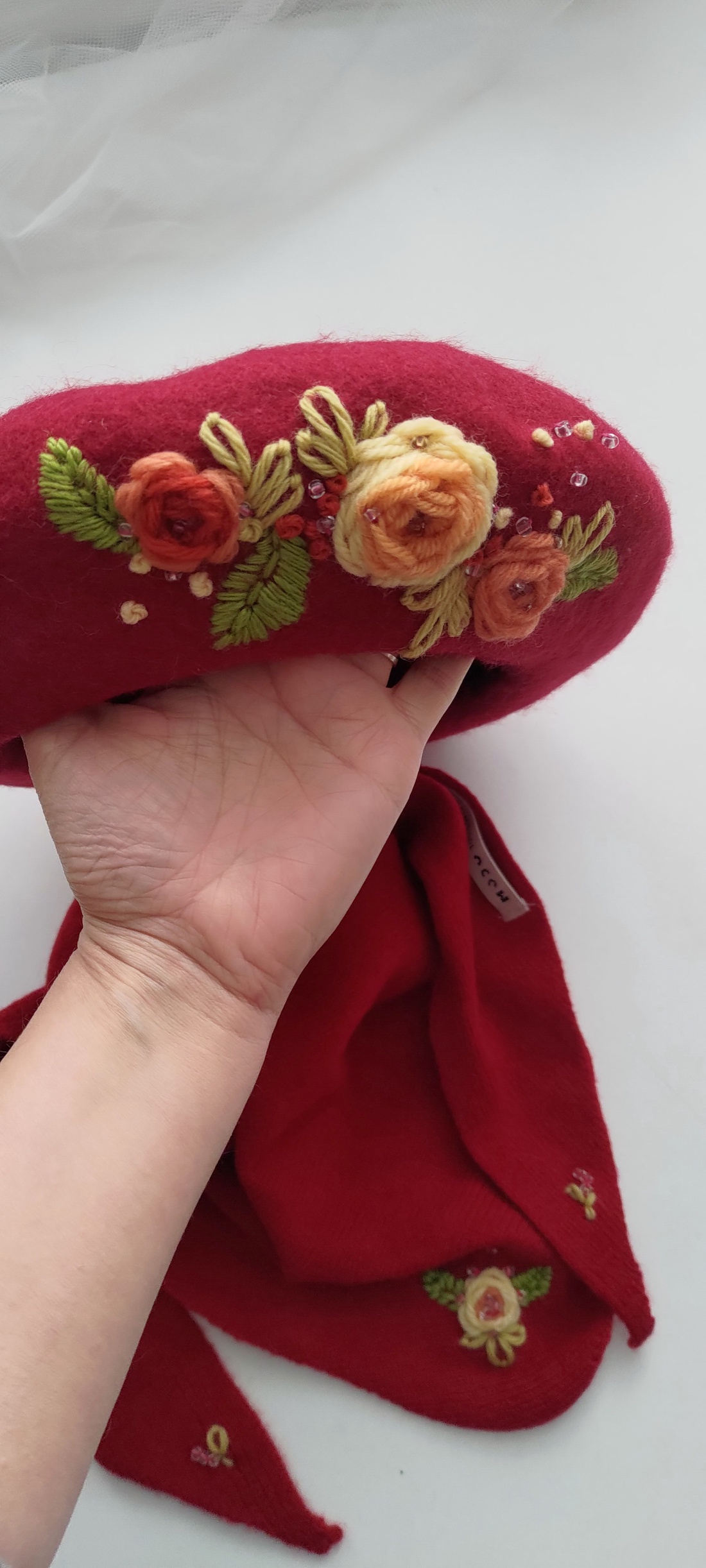 Bereta, fular lânā brodat manual - îmbrăcăminte și modă - eșarfe, pălării, fularuri - căciulă - Artynos.ro