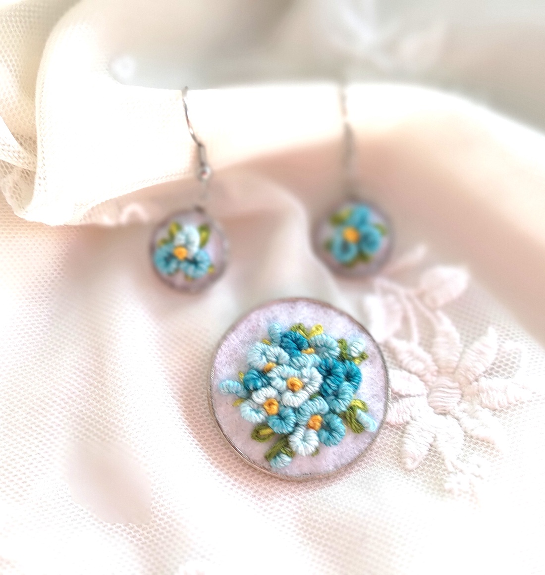 Set brodati brosa si cercei Soft blue - bijuterii - seturi de bijuterii - Artynos.ro