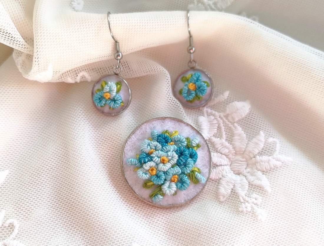 Set brodati brosa si cercei Soft blue - bijuterii - seturi de bijuterii - Artynos.ro