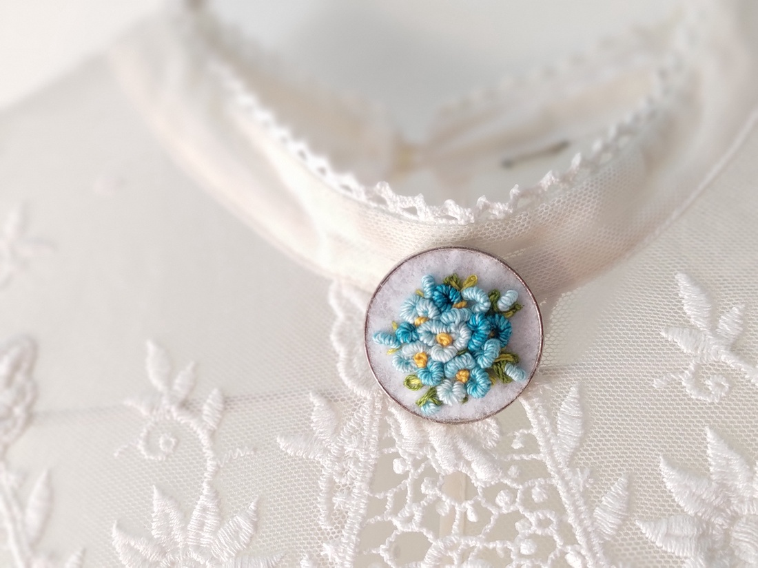 Set brodati brosa si cercei Soft blue - bijuterii - seturi de bijuterii - Artynos.ro