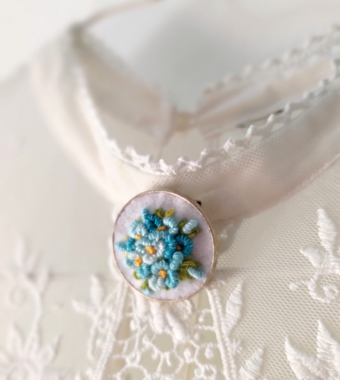Set brodati brosa si cercei Soft blue - bijuterii - seturi de bijuterii - Artynos.ro