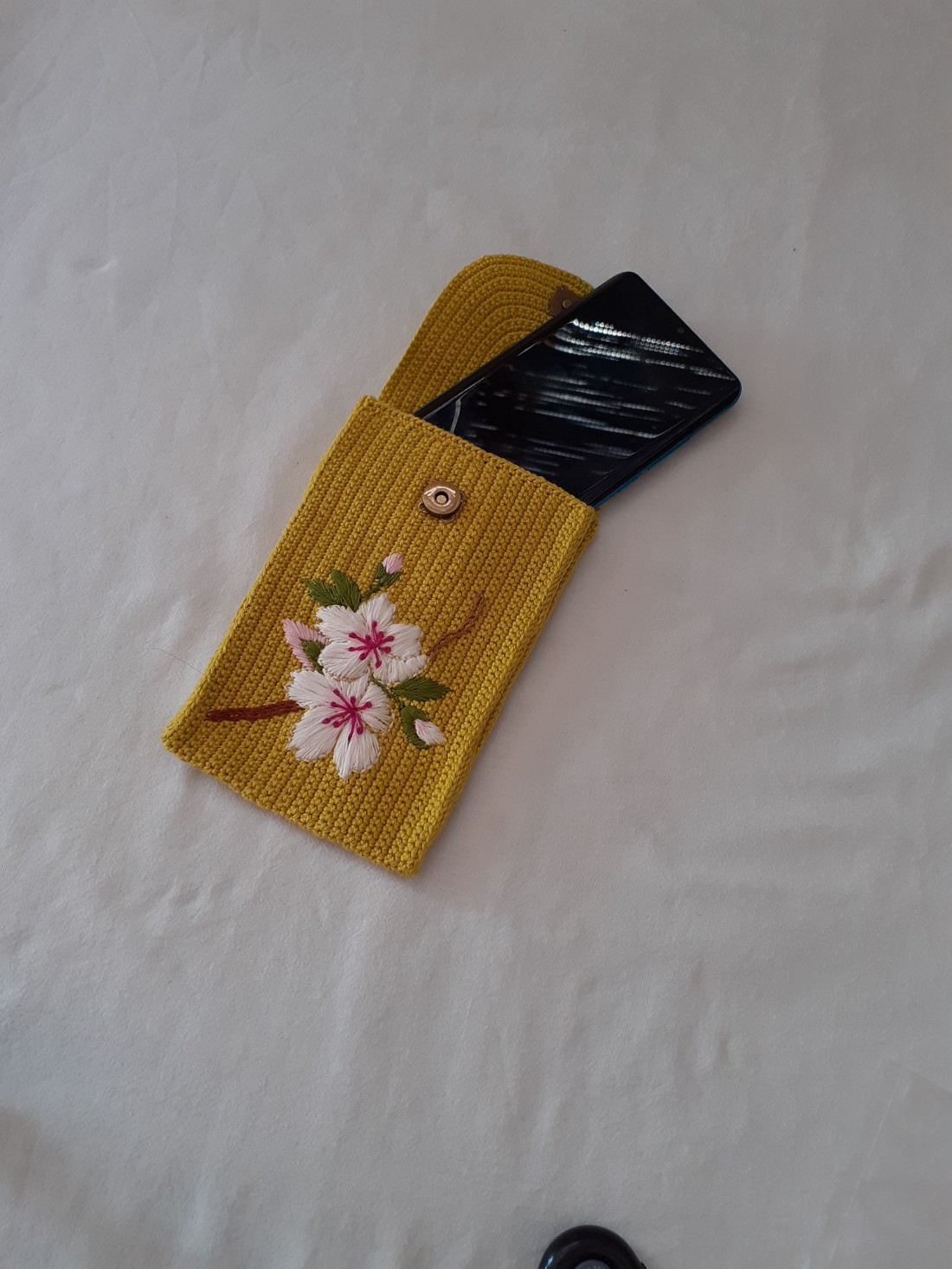 Carcase de telefon croșetate și brodate cu patent magnetic -  - Artynos.ro