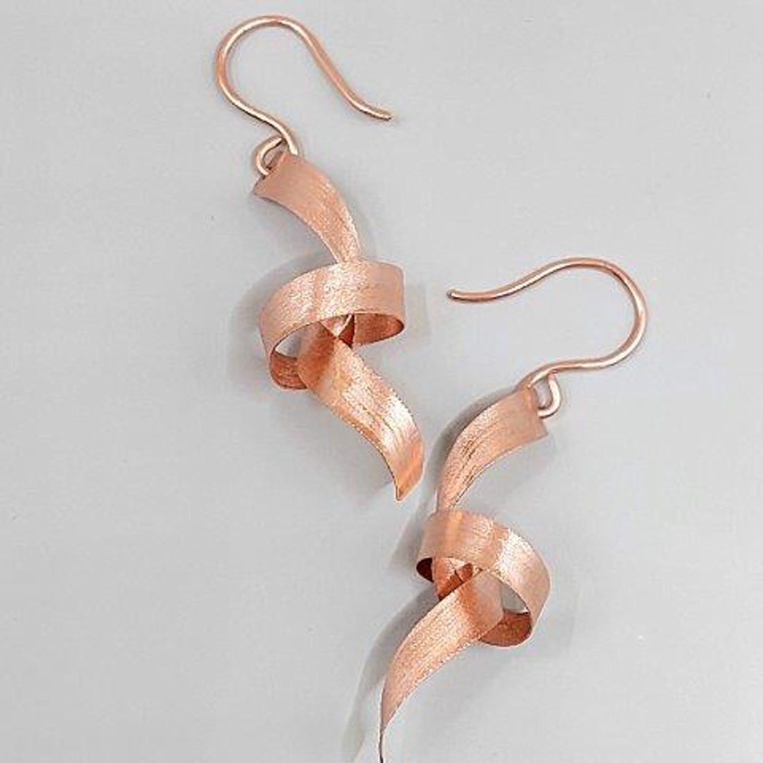 Cercei cu nod mini în cupru - bijuterii - cercei lungi - Artynos.ro Cercei cu nod mini în cupru - bijuterii - cercei lungi - Artynos.ro
