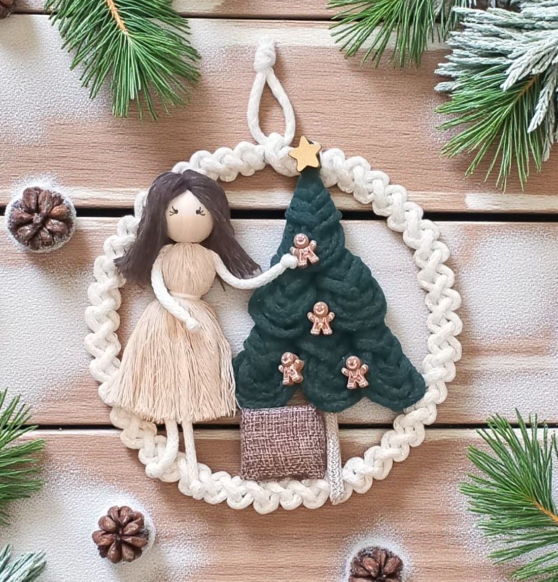 Decorațiune de perete macramé unică de Crăciun cu figurină de fată, pom de Crăciun și miere - crăciun - decorațiuni de crăciun de casă - Artynos.ro