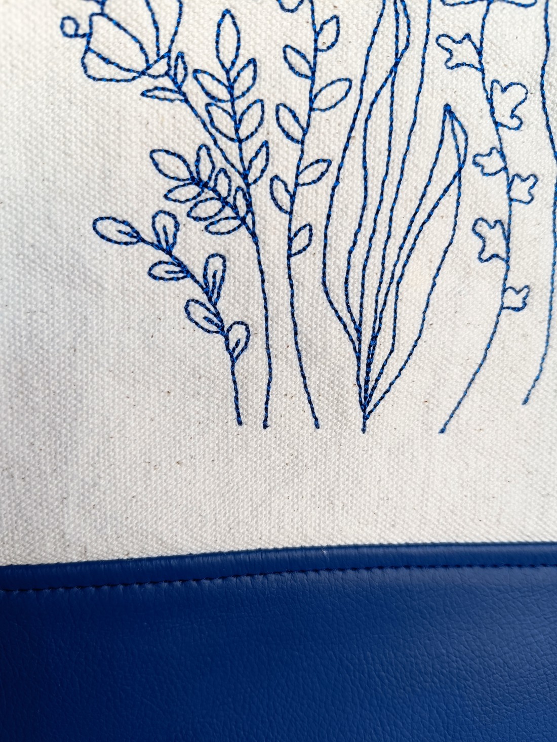 Geantă de umăr albastră brodată Wildflower - geantă și husă - geantă pentru cumpărături - geantă shopper, geantă tote, geantă textilă - Artynos.ro Geantă de umăr albastră brodată Wildflower - geantă și husă - geantă pentru cumpărături - geantă shopper, geantă tote, geantă textilă - Artynos.ro