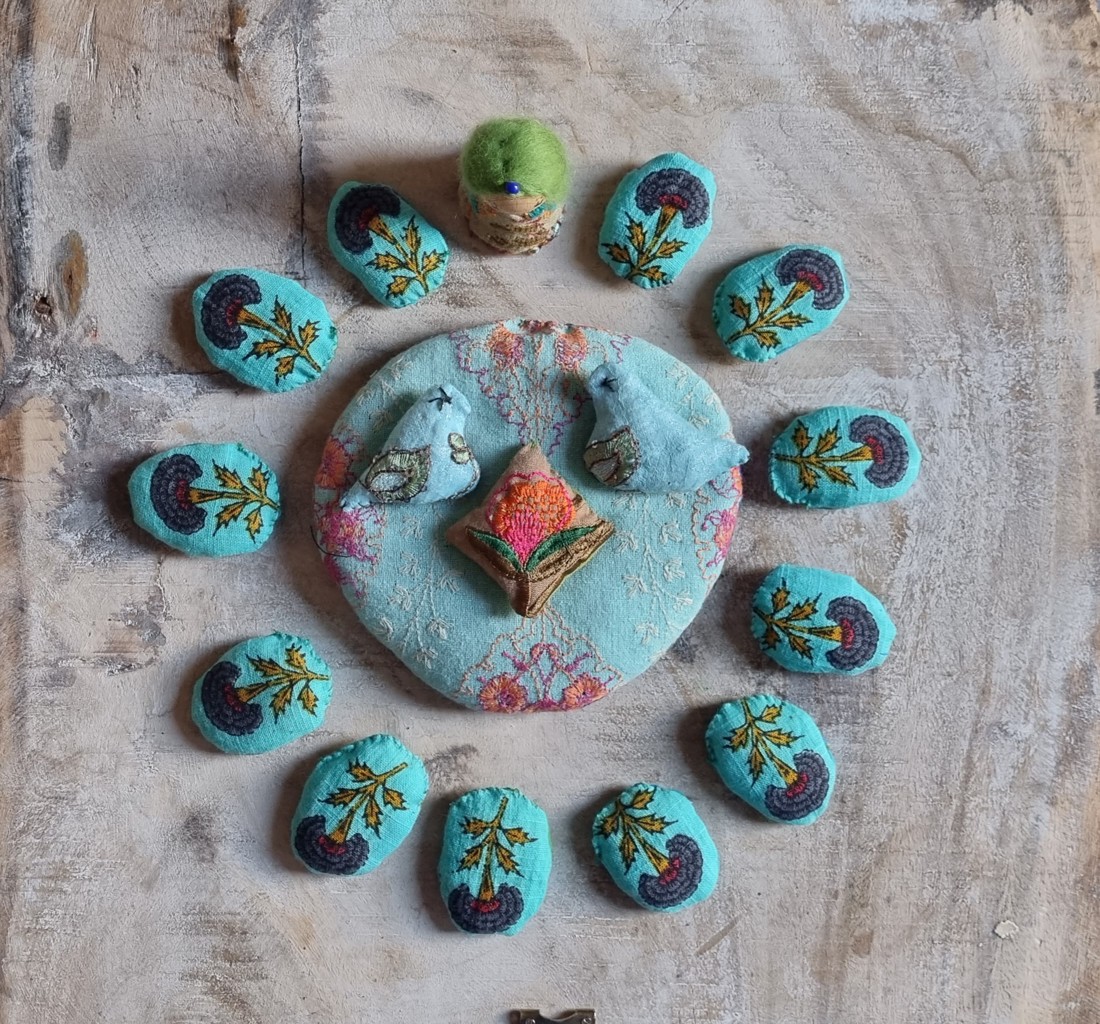 Un an pe insulă - quilting textil pentru copii - jucării și echipamente pentru copii - jocuri de gândire - curcubeu montessori, jocuri waldorf - Artynos.ro