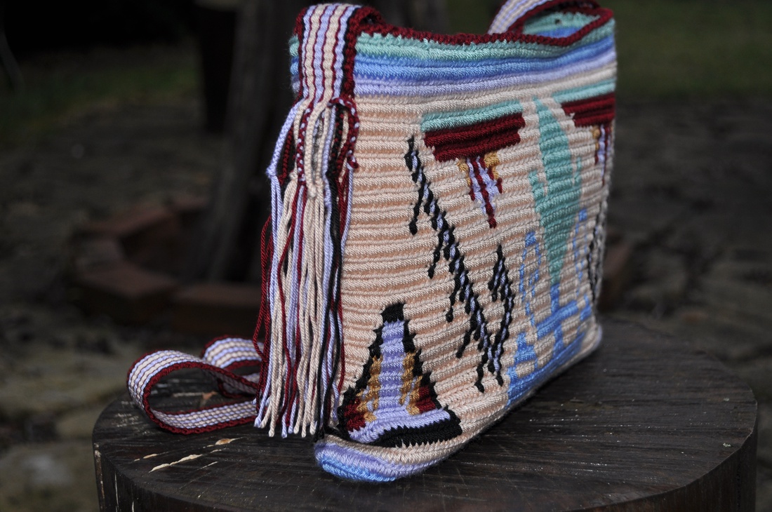 Geanta handmade Muntenia- motiv popular traditional patru cai si floare de cuisoare colectia urban - geantă și husă - genți de umăr și genți de mână - genți de umăr - Artynos.ro Geanta handmade Muntenia- motiv popular traditional patru cai si floare de cuisoare colectia urban - geantă și husă - genți de umăr și genți de mână - genți de umăr - Artynos.ro