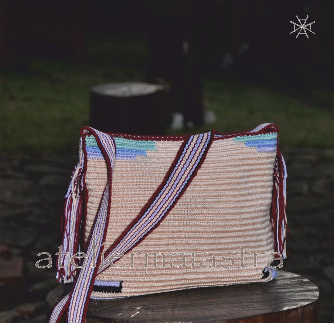 Geanta handmade Muntenia- motiv popular traditional patru cai si floare de cuisoare colectia urban - geantă și husă - genți de umăr și genți de mână - genți de umăr - Artynos.ro Geanta handmade Muntenia- motiv popular traditional patru cai si floare de cuisoare colectia urban - geantă și husă - genți de umăr și genți de mână - genți de umăr - Artynos.ro