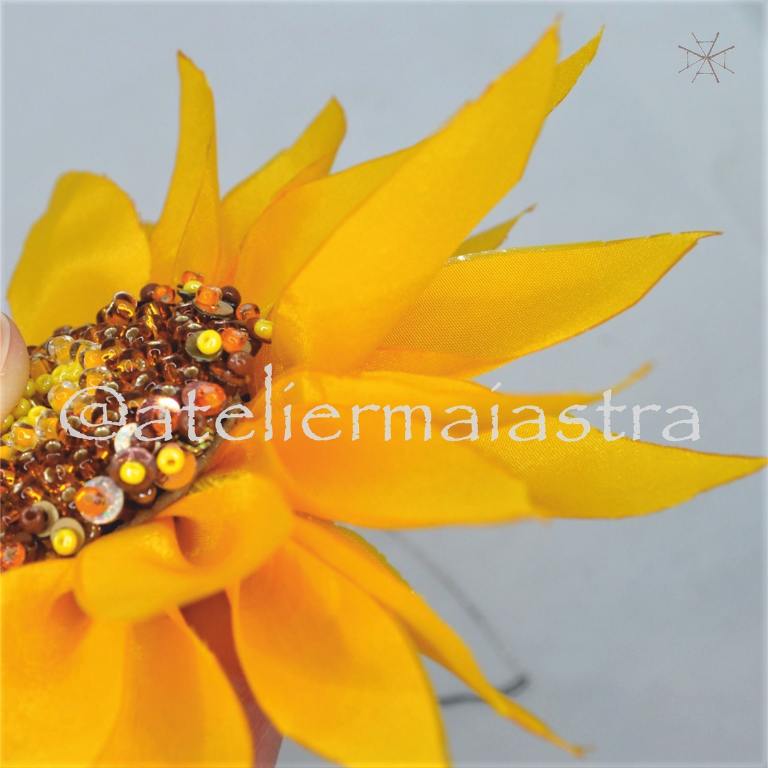 brosa floarea-soarelui handmade 3D, brosa floare accesorii femei, bijuterii cadou accesorii sacou bijuterii handmade - bijuterii - broșă, insigne - insigne - Artynos.ro brosa floarea-soarelui handmade 3D, brosa floare accesorii femei, bijuterii cadou accesorii sacou bijuterii handmade - bijuterii - broșă, insigne - insigne - Artynos.ro