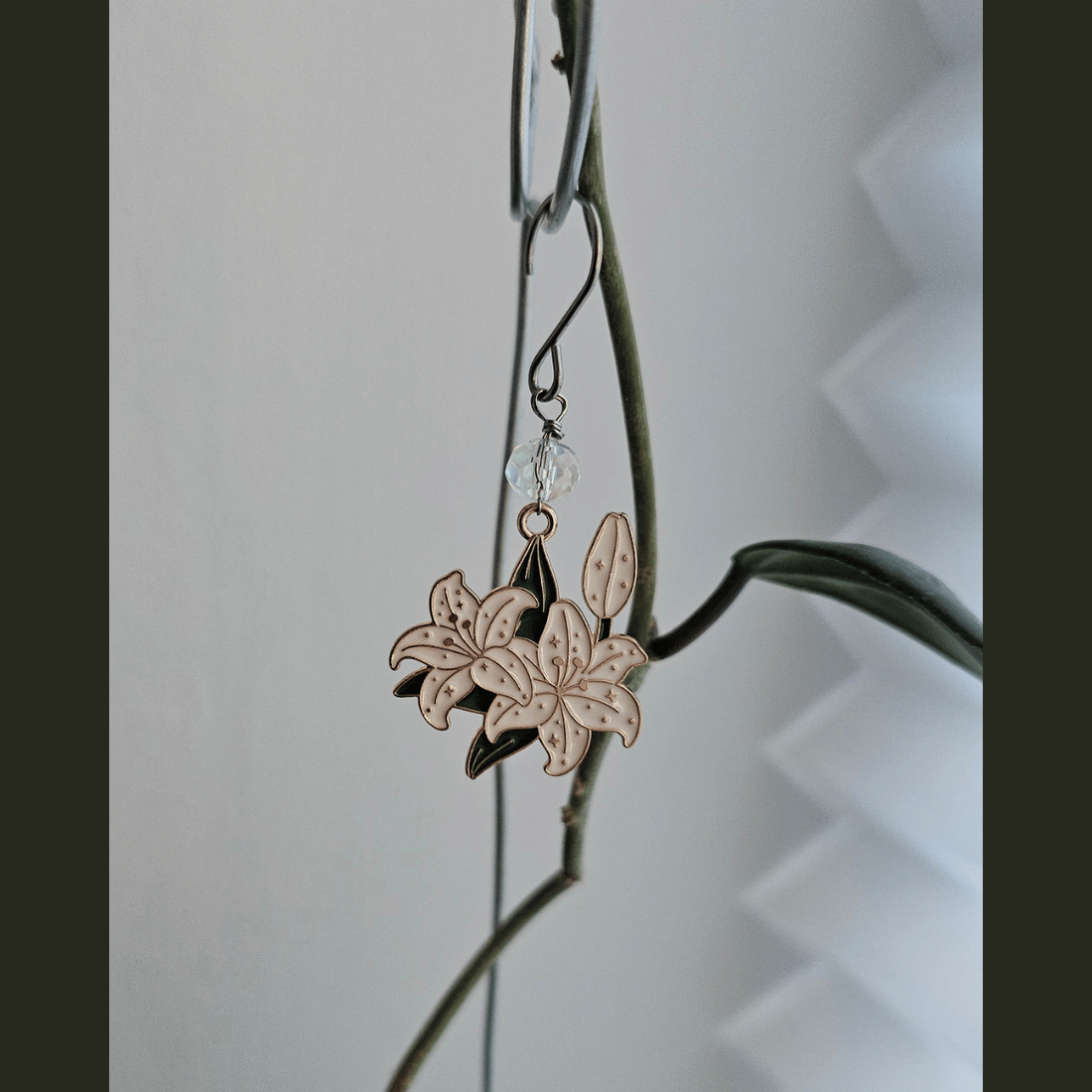Bijuterie pentru plante / Plant Charm � pandantiv pentru ghiveci - crin - casă & stil de viață - decorațiuni de casă - accesorii florale - ghiveci de plante - Artynos.ro