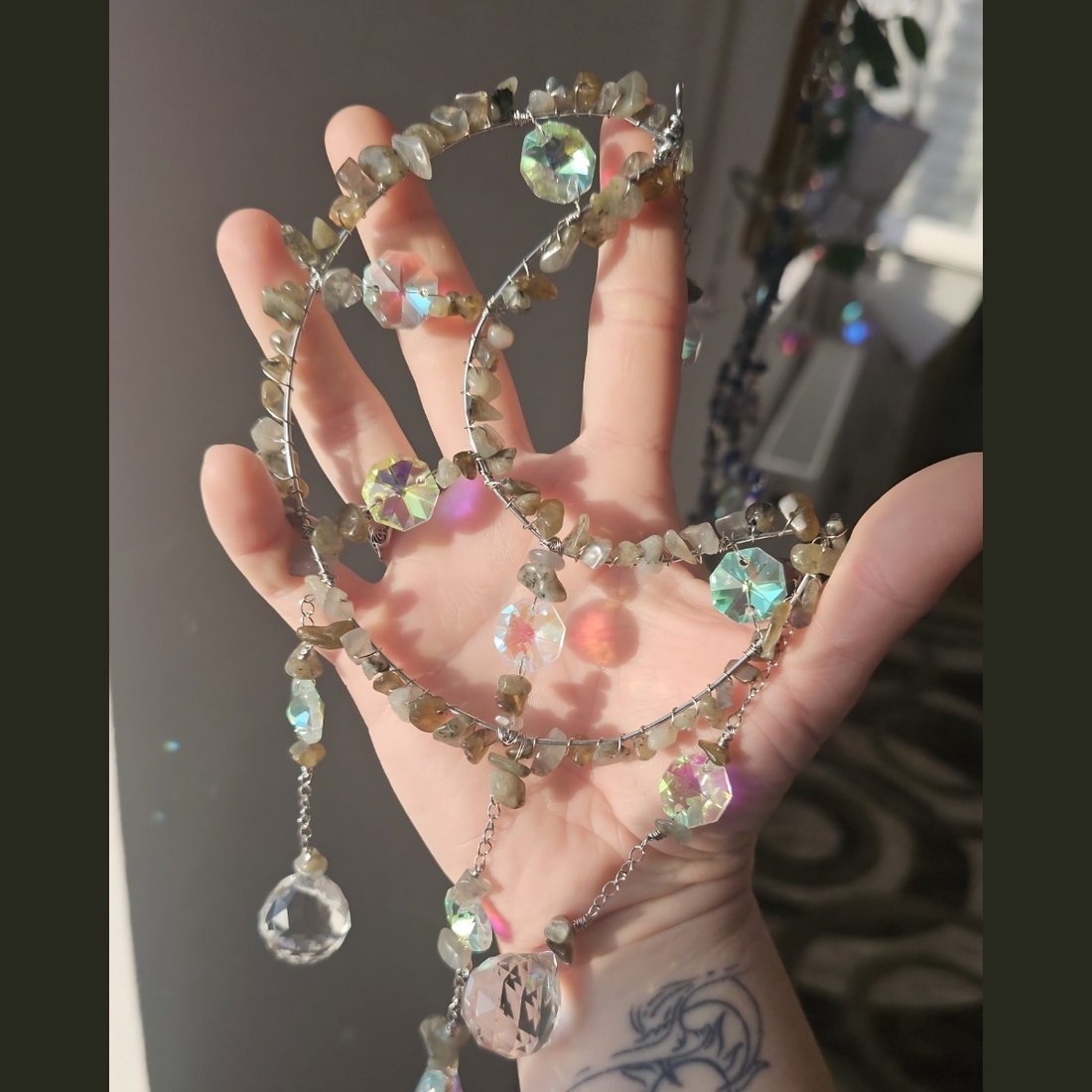 Suncatcher - Luna - Prinzator se Soare cu Labradorit  - casă & stil de viață - decorațiuni de casă - decorațiuni de masă și rafturi - copaci din mărgele și sârmă - Artynos.ro