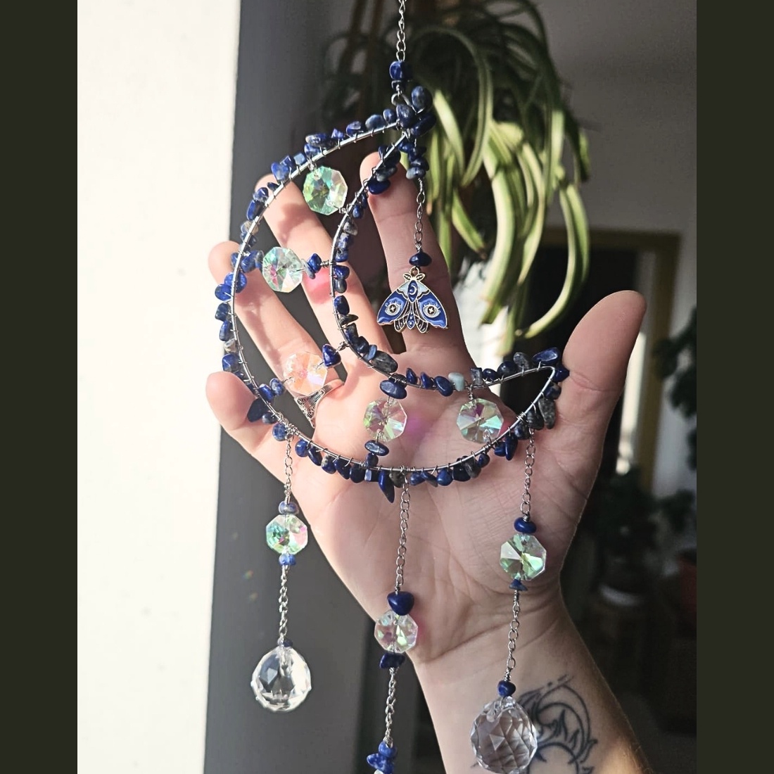 Suncatcher - Luna - Prinzator se Soare cu Lapis Lazuli - casă & stil de viață - decorațiuni de casă - decorațiuni de masă și rafturi - copaci din mărgele și sârmă - Artynos.ro