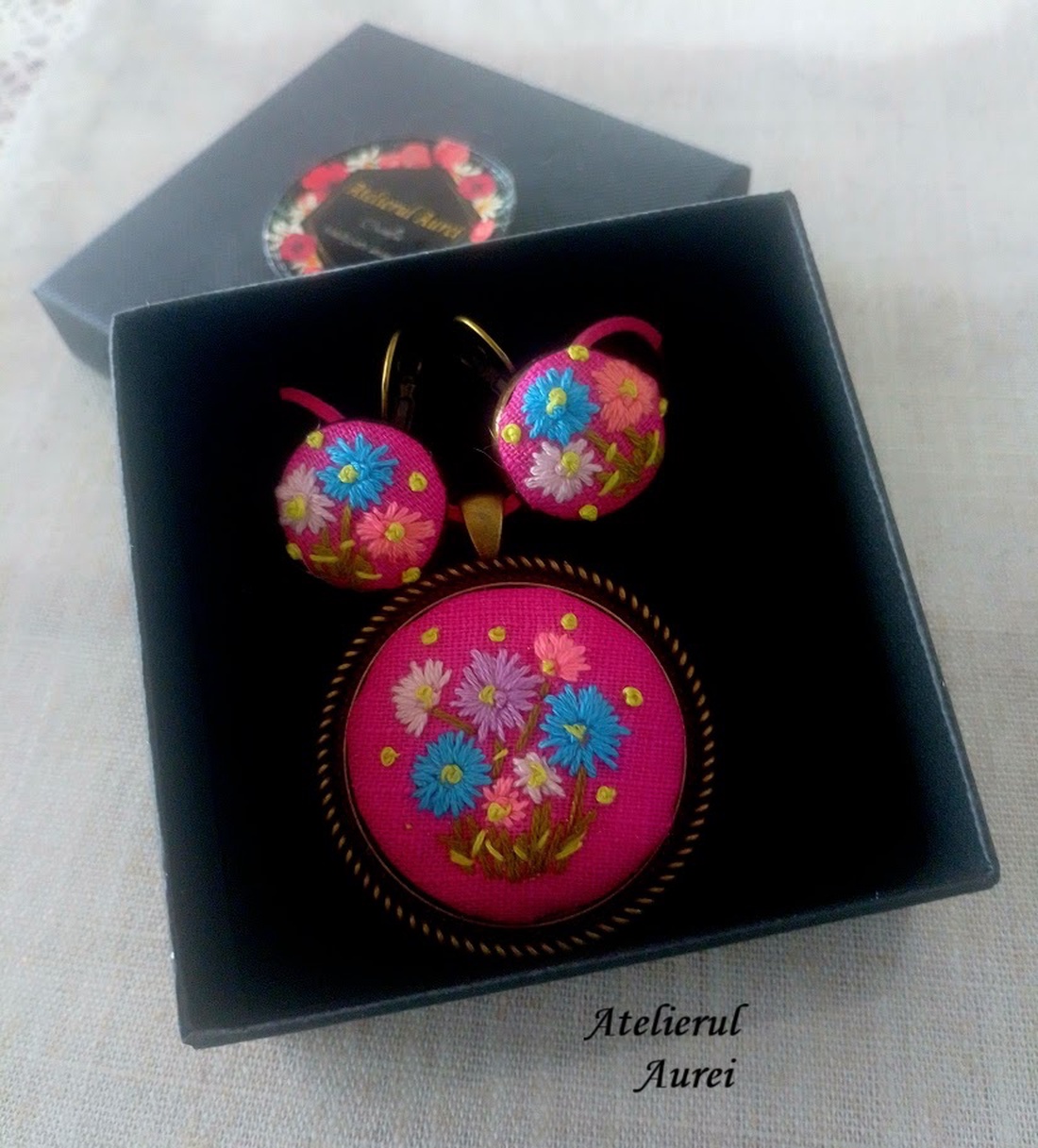 Set bijuterii cu broderie manuală - bijuterii - seturi de bijuterii - Artynos.ro Set bijuterii cu broderie manuală - bijuterii - seturi de bijuterii - Artynos.ro