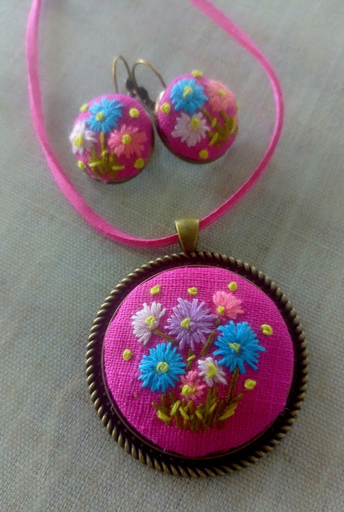 Set bijuterii cu broderie manuală - bijuterii - seturi de bijuterii - Artynos.ro Set bijuterii cu broderie manuală - bijuterii - seturi de bijuterii - Artynos.ro