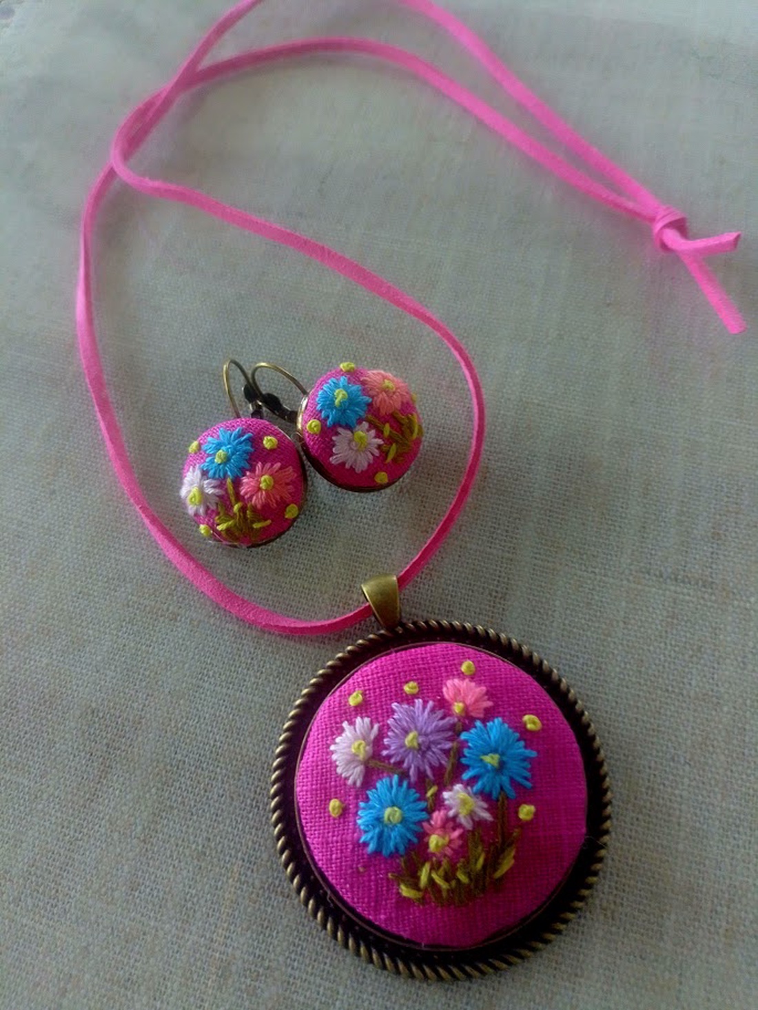 Set bijuterii cu broderie manuală - bijuterii - seturi de bijuterii - Artynos.ro Set bijuterii cu broderie manuală - bijuterii - seturi de bijuterii - Artynos.ro