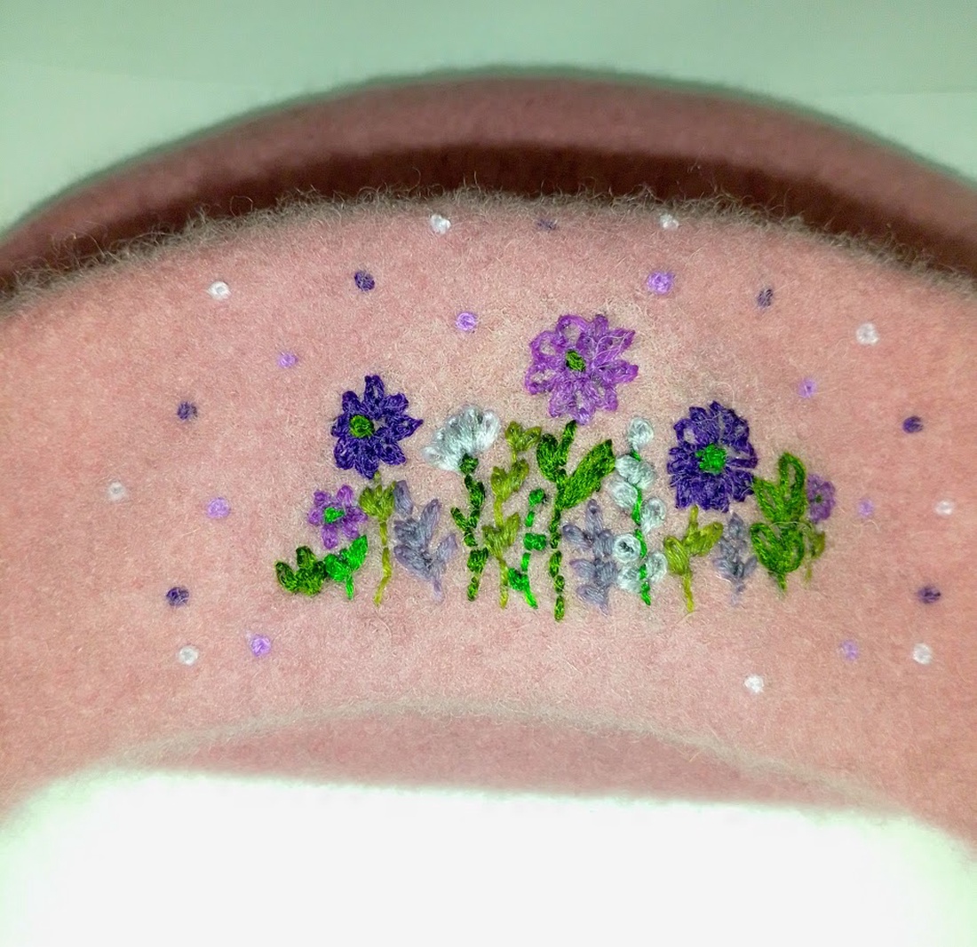 Beretă roz cu flori brodate - îmbrăcăminte și modă - eșarfe, pălării, fularuri - căciulă - Artynos.ro