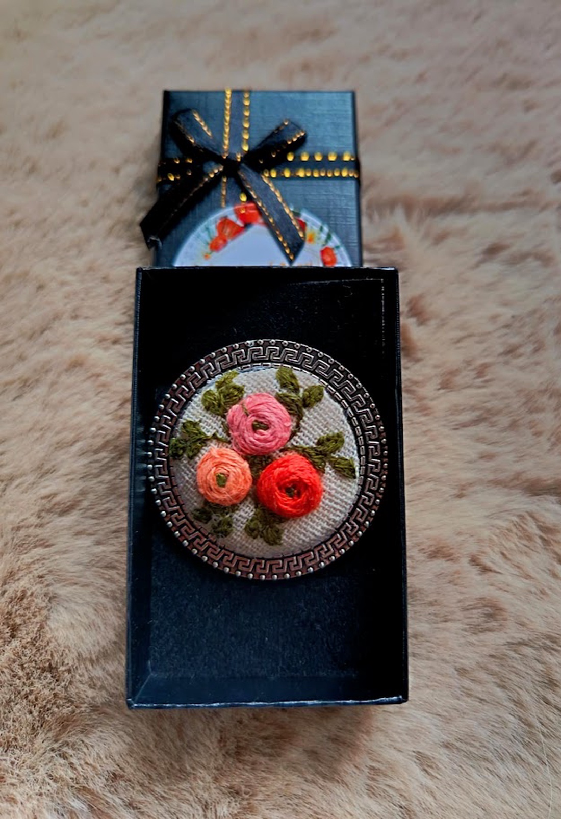 Broșă cu broderie manuală - bijuterii - broșe - Artynos.ro