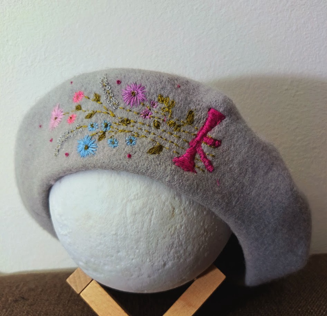 Beretă gri cu broderie manuală - îmbrăcăminte și modă - eșarfe, pălării, fularuri - pălărie - Artynos.ro