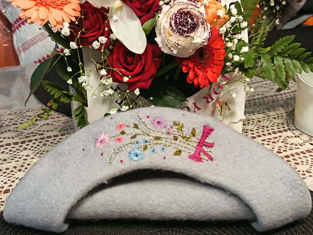 Beretă gri cu broderie manuală - îmbrăcăminte și modă - eșarfe, pălării, fularuri - pălărie - Artynos.ro