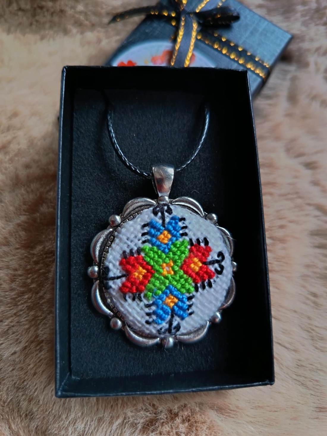 Pandantiv cu motiv tradițional - bijuterii - coliere - pandative - Artynos.ro