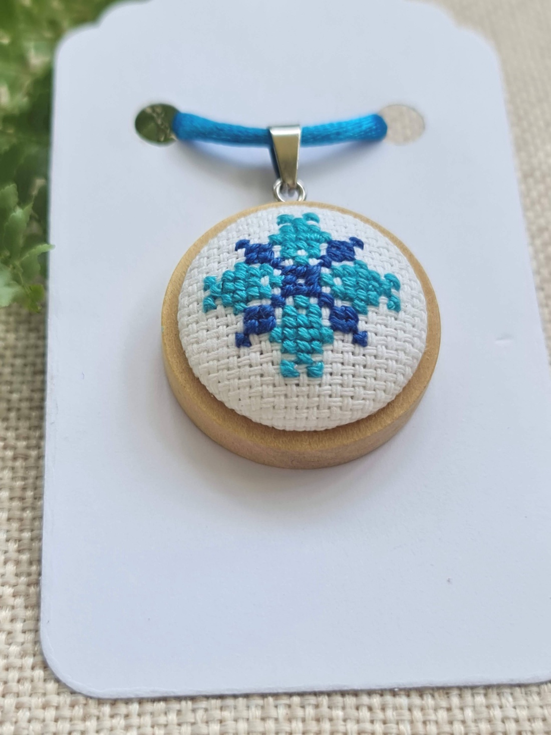 Pandantiv albastru și bleu, model traditional, bază din lemn natur - bijuterii - coliere - coliere cu pandantive - Artynos.ro Pandantiv albastru și bleu, model traditional, bază din lemn natur - bijuterii - coliere - coliere cu pandantive - Artynos.ro