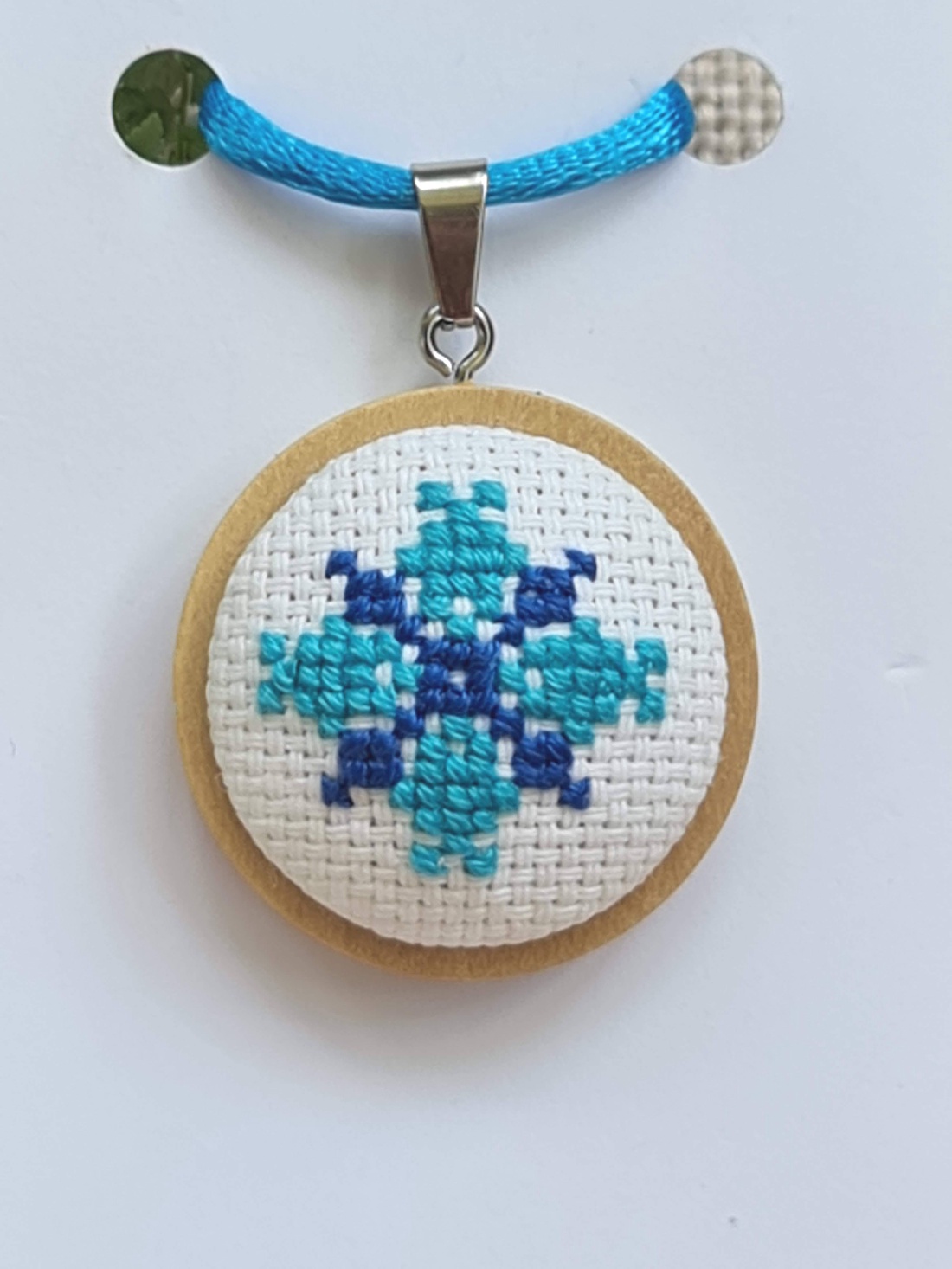Pandantiv albastru și bleu, model traditional, bază din lemn natur - bijuterii - coliere - coliere cu pandantive - Artynos.ro Pandantiv albastru și bleu, model traditional, bază din lemn natur - bijuterii - coliere - coliere cu pandantive - Artynos.ro