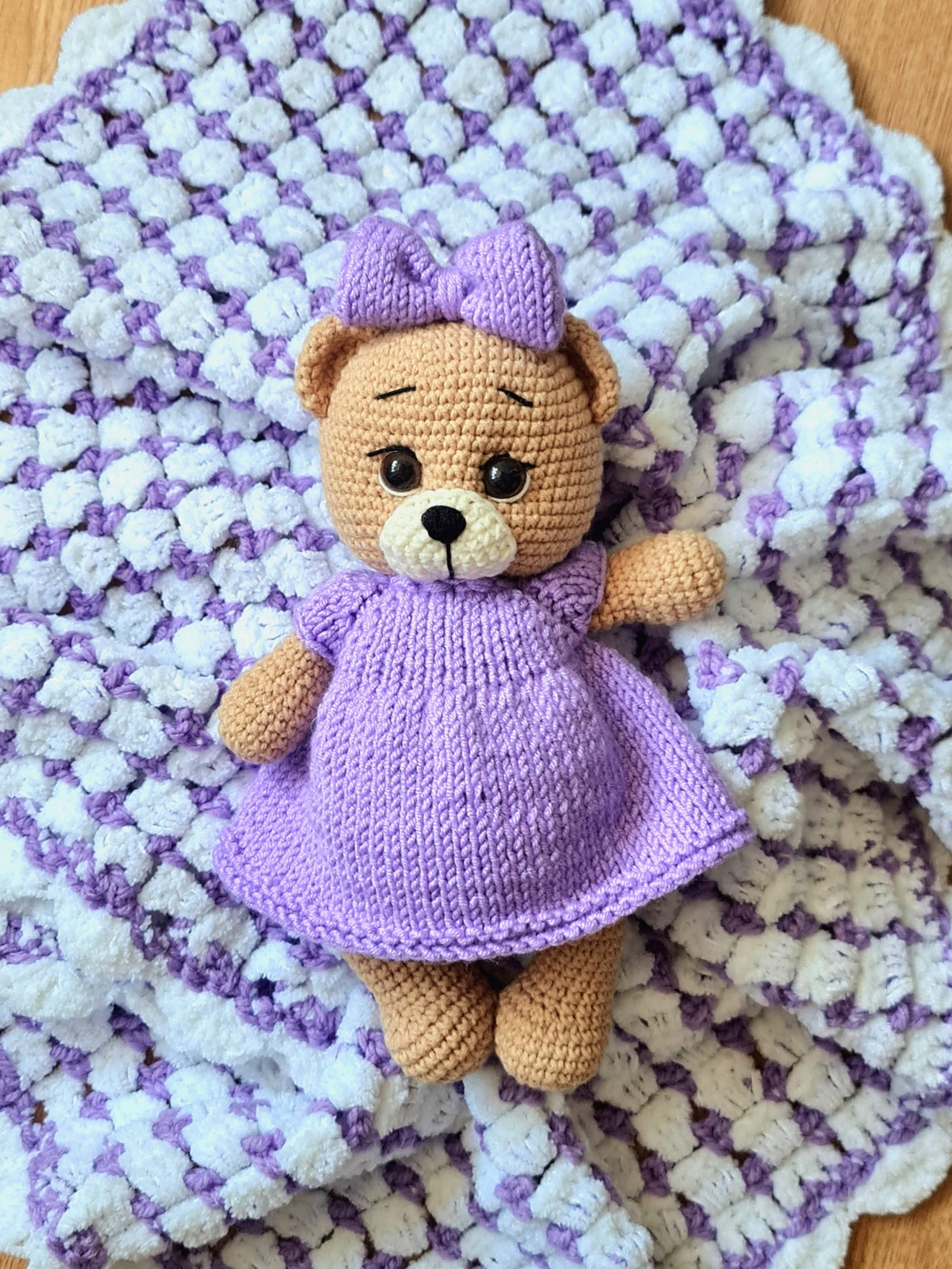 Set pentru bebeluși, păturică și ursuleț croșetate manual - jucării și echipamente pentru copii - cadouri baby shower - Artynos.ro Set pentru bebeluși, păturică și ursuleț croșetate manual - jucării și echipamente pentru copii - cadouri baby shower - Artynos.ro