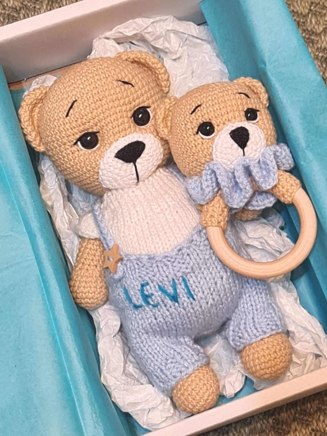 Set cadou pentru bebeluși - Ursuleți croșetați manual, cu salopetă și jucărie senzorială - casă & stil de viață - set de cadou - Artynos.ro Set cadou pentru bebeluși - Ursuleți croșetați manual, cu salopetă și jucărie senzorială - casă & stil de viață - set de cadou - Artynos.ro