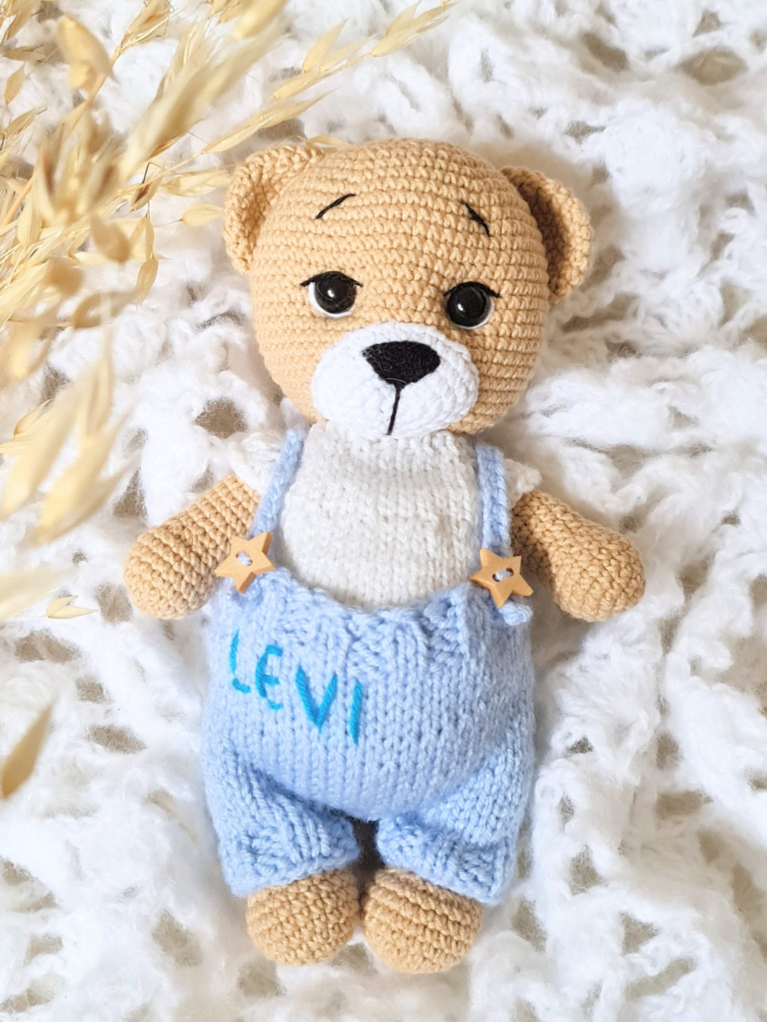 Set cadou pentru bebeluși - Ursuleți croșetați manual, cu salopetă și jucărie senzorială - casă & stil de viață - set de cadou - Artynos.ro Set cadou pentru bebeluși - Ursuleți croșetați manual, cu salopetă și jucărie senzorială - casă & stil de viață - set de cadou - Artynos.ro