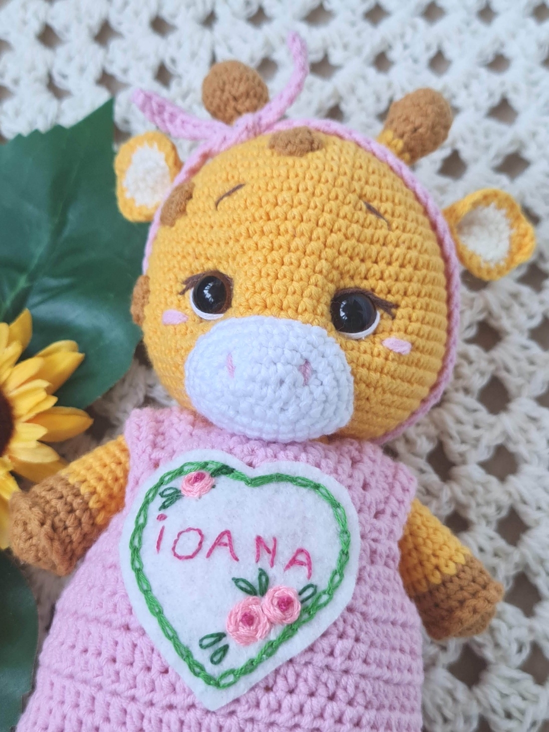 Jucărie croșetată manual Girafă cu salopetă roz - jucării și echipamente pentru copii - jucării și accesorii pentru copii - păpuși de joacă - Artynos.ro