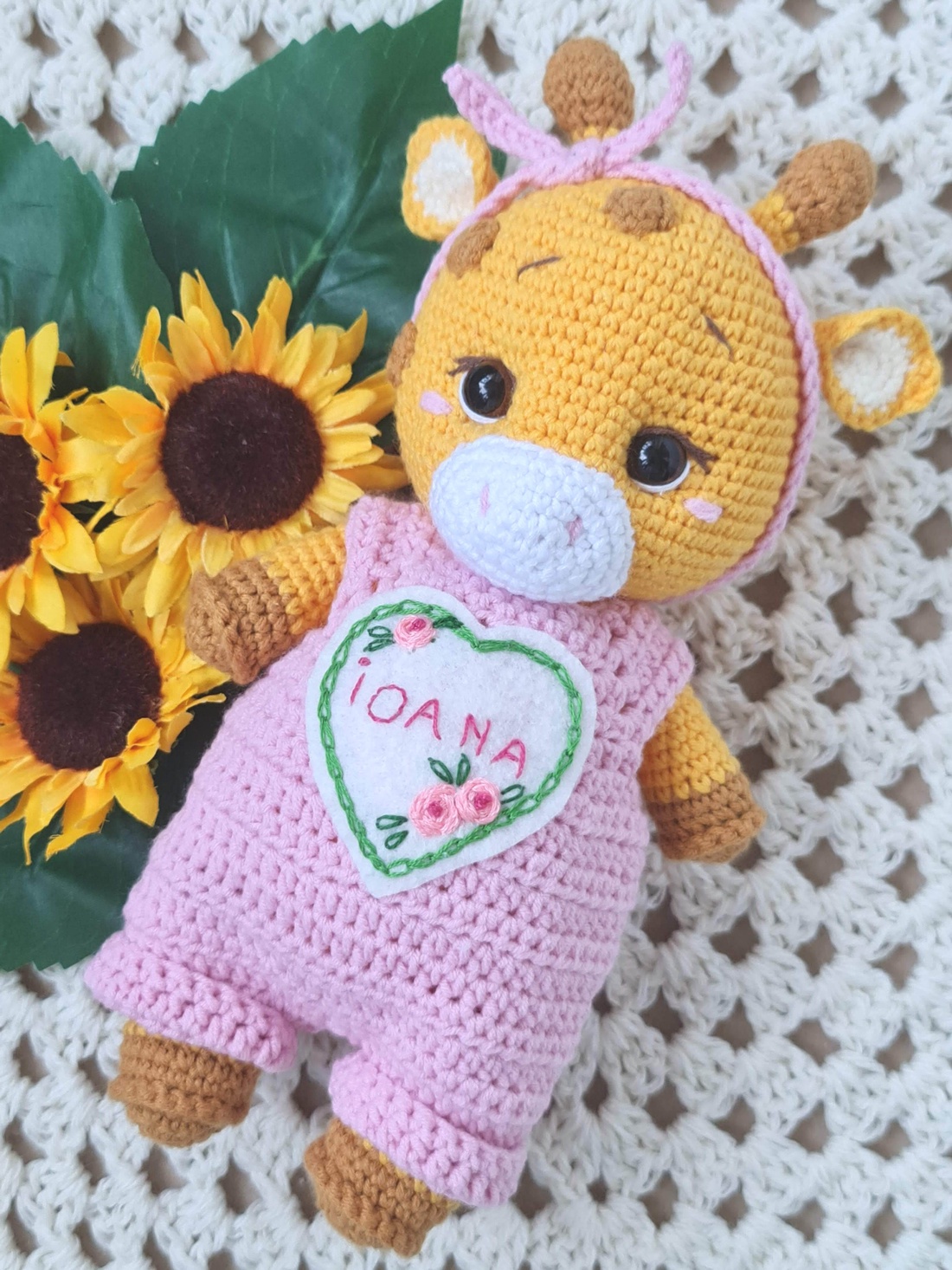 Jucărie croșetată manual Girafă cu salopetă roz - jucării și echipamente pentru copii - jucării și accesorii pentru copii - păpuși de joacă - Artynos.ro