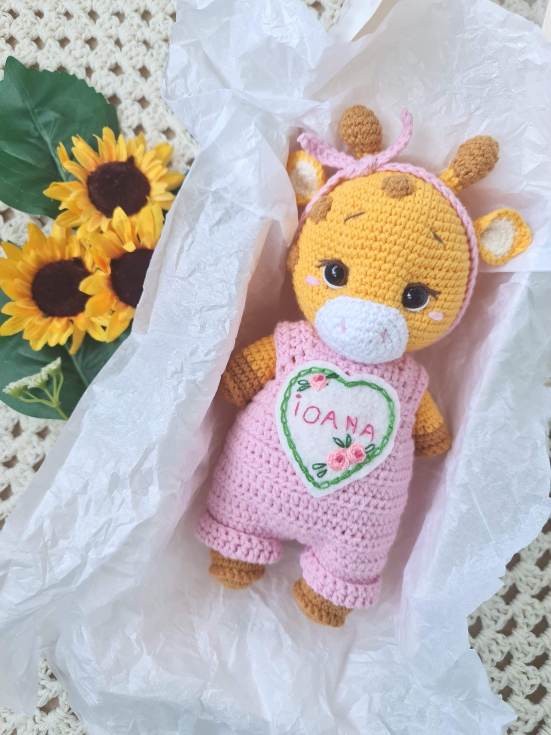 Jucărie croșetată manual Girafă cu salopetă roz - jucării și echipamente pentru copii - jucării și accesorii pentru copii - păpuși de joacă - Artynos.ro