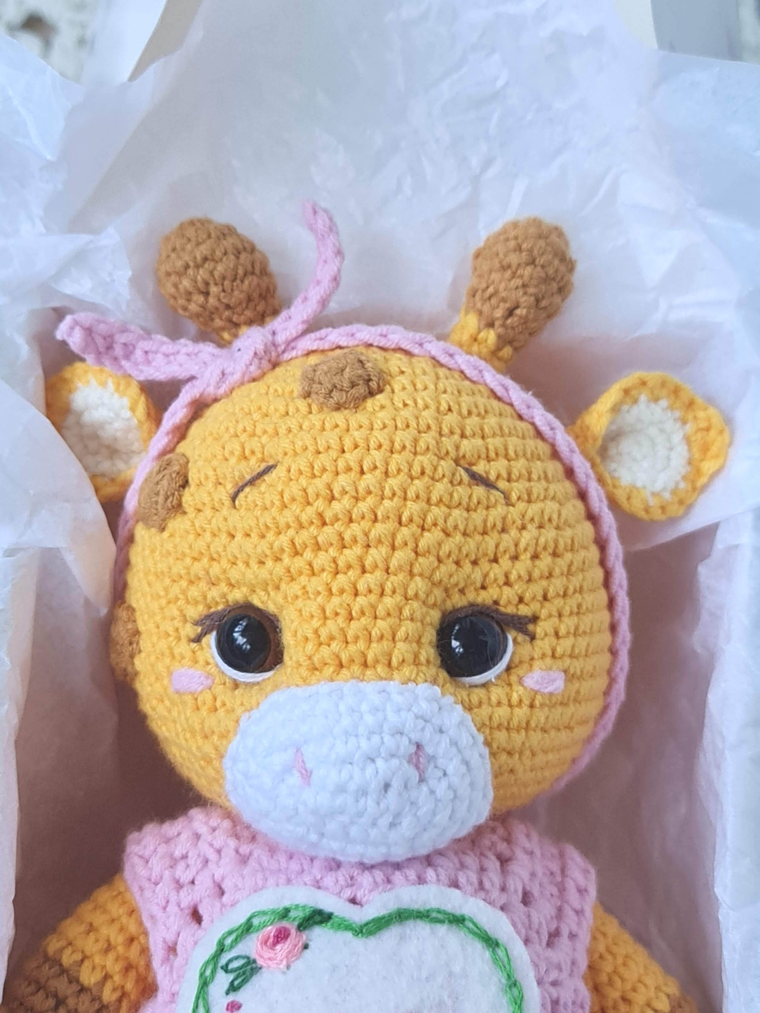 Jucărie croșetată manual Girafă cu salopetă roz - jucării și echipamente pentru copii - jucării și accesorii pentru copii - păpuși de joacă - Artynos.ro