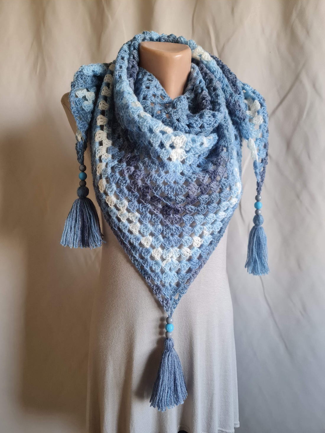 Șal triunghiular croșetat manual MIRABELA - îmbrăcăminte și modă - eșarfe, pălării, fularuri - șaluri - Artynos.ro